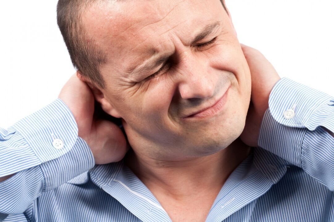 Il collo di un uomo fa male a causa dell'osteocondrosi